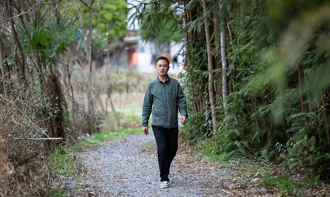 南大才子袁辉:放弃高薪工作到山区支教11年,34岁无车无房仍单身