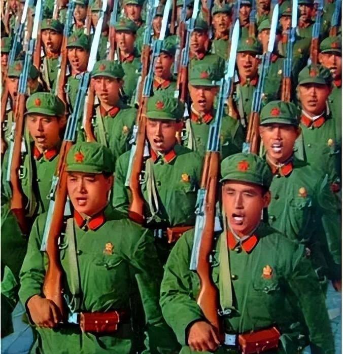 海军败类赖三羊,因不满撤职炸军舰,134名战友牺牲,损失达11亿