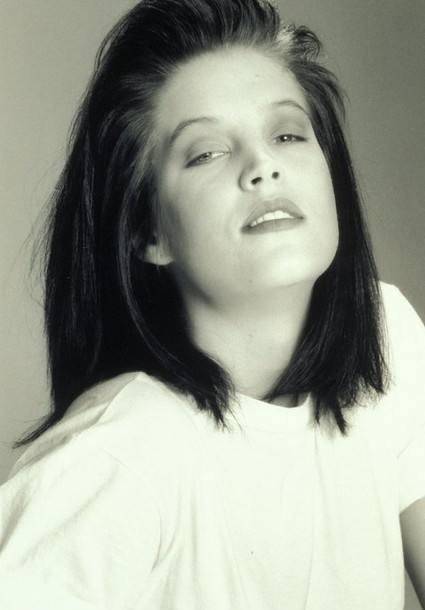 丽莎·玛丽·普雷斯利在嫁给尼古拉斯之前,她已经结过两次婚,第二次是