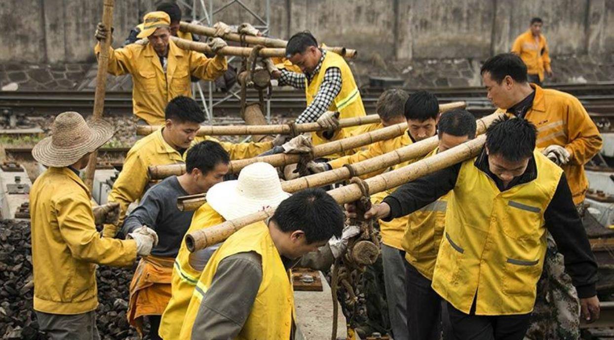 农民工干的是城里人剩下的工作?月薪3千的工资,农民工可不愿干