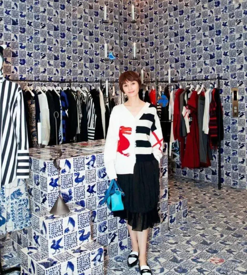 看了袁泉的穿搭,才知道:裙子过膝,配色和谐,美的高级又洋气