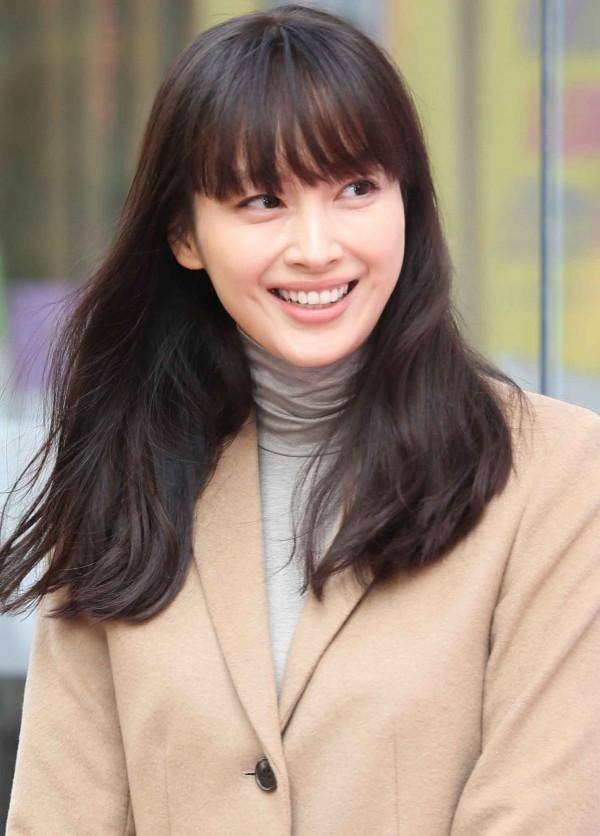 元彬的老婆是韩国女演员李娜英,李娜英家境并没有韩彩英那么优越,长得