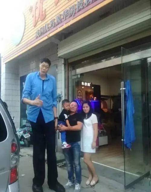 亚洲第一巨人张俊才:身高竟达2.42米,斩获世界纪录后生活如何?