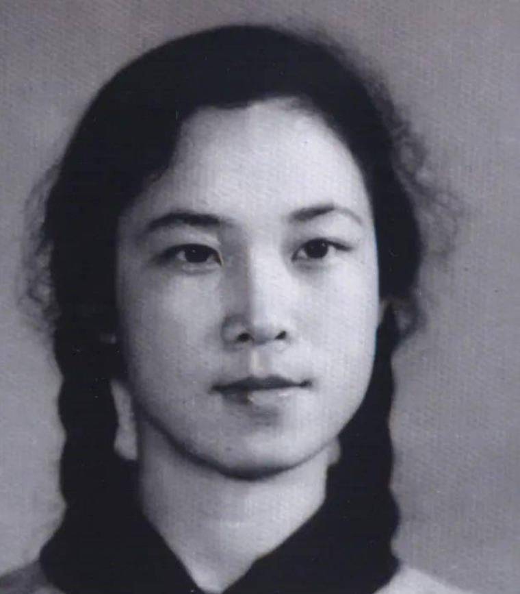 为了省钱,他们买的是一辆二手车,这破车到了沙漠走一段路就会熄火