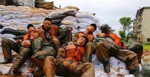 98年特大洪水:百姓跪地向战士哭喊:你们别跳了,我们不要房子了_抗洪