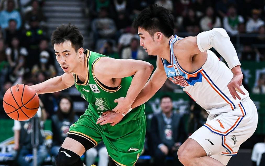 球员打得位置都是一样的,辽宁男篮缺少了后卫郭艾伦和大前锋李晓旭,而