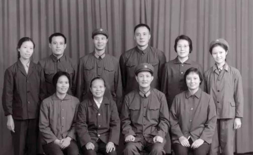 她是上将的妻子,儿子不是省长就是少将,如今102岁高龄
