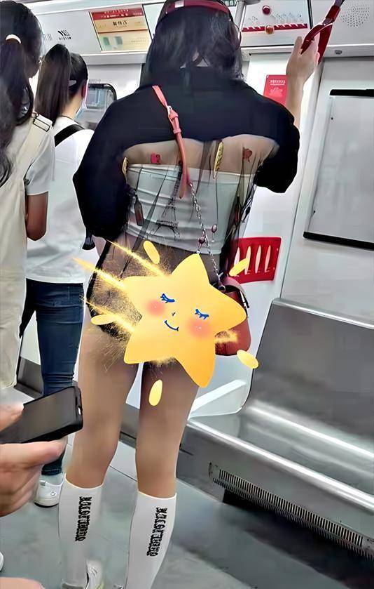 纪实女主播输掉pk接受惩罚,坐地铁披蚊帐裙,一直低头不愿意露脸