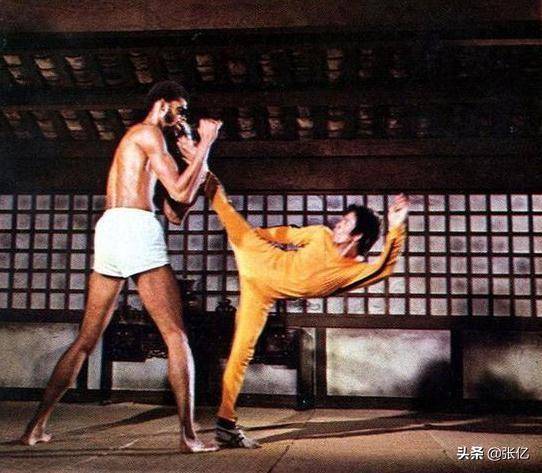 俯卧撑家中训练家中训练李小龙那身结实的肌肉,令人生畏的线条轮廓和