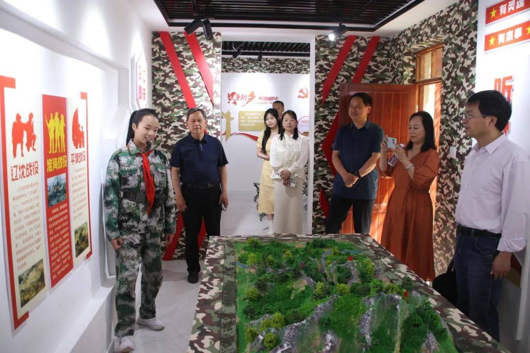 现场观摩,先后深入"书法长廊""实小电视台""少年军校""耕耘农场""乒乓