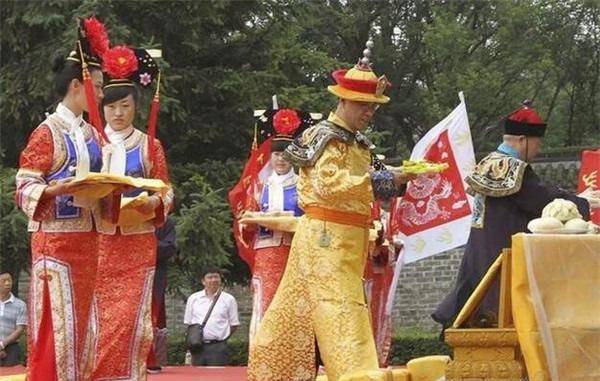 乾隆七世孙穿龙袍,手戴"帝王扳指",召集数百人公开祭祖