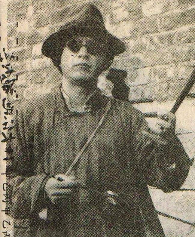 一直住在亲戚家里,直到八岁的时候,一位叫华清和的道士突然找到华彦钧