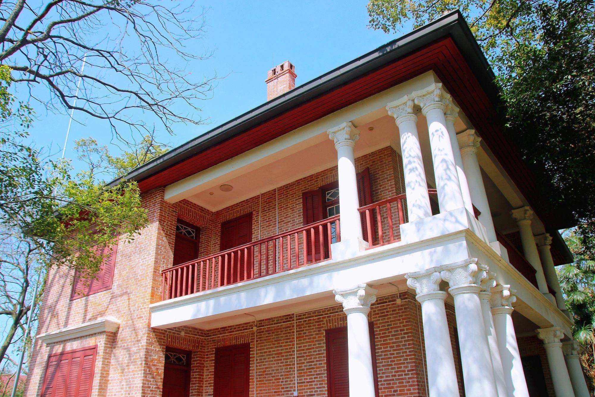 岳阳洞庭湖畔有一座湖滨大学,历史悠久,风景如画,充满文化气息