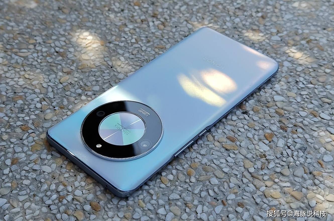 5k超曲屏 5800mah 1亿主摄,荣耀千元机市场夺魁!