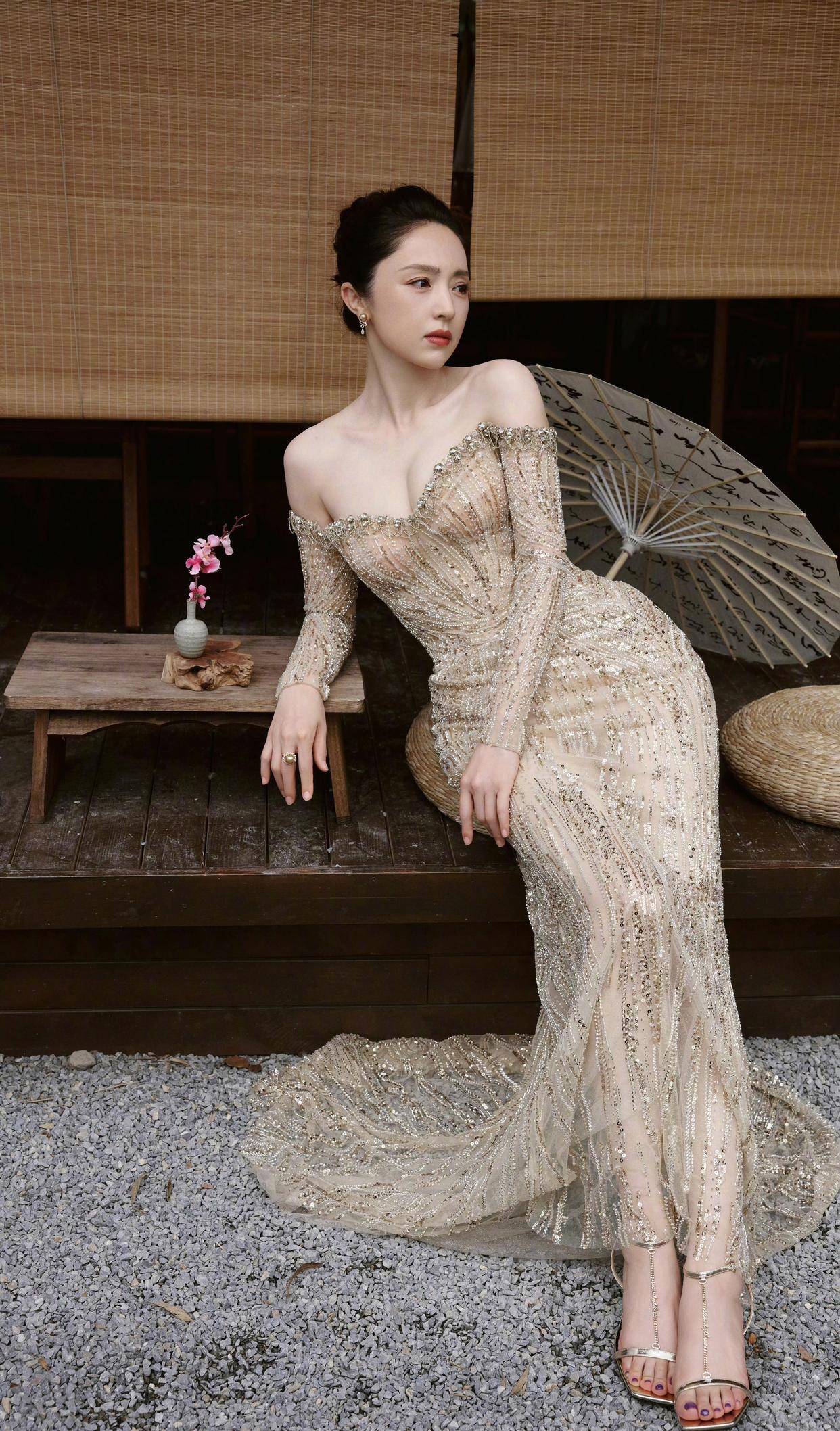 董璇鎏金抹胸长裙惊艳全场,风华绝代!