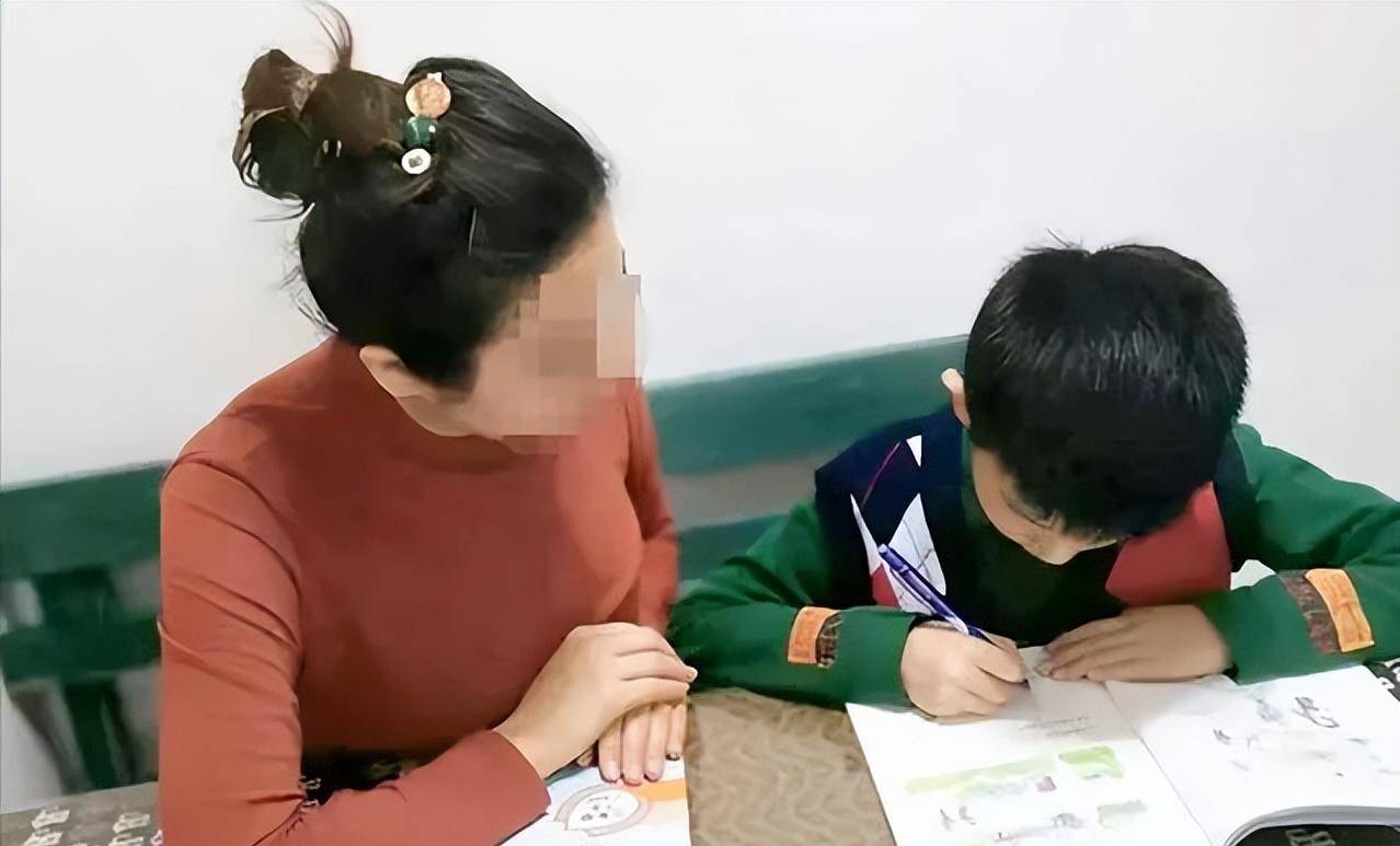 不过,她虽然不会辅导丁丁做作业,但会陪着他,无论作业做得多晚,她都在