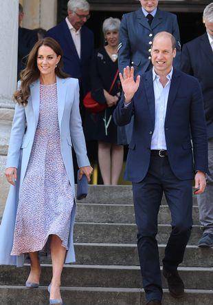 威廉王子和凯特王妃揭幕二人的第一幅联合肖像,凯特忍