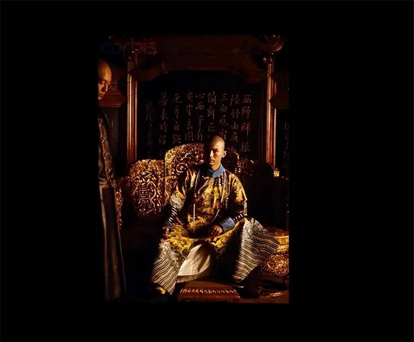 大清朝的第十一位皇帝就这么悄无声息地走了,被小太监发现的时候,早已