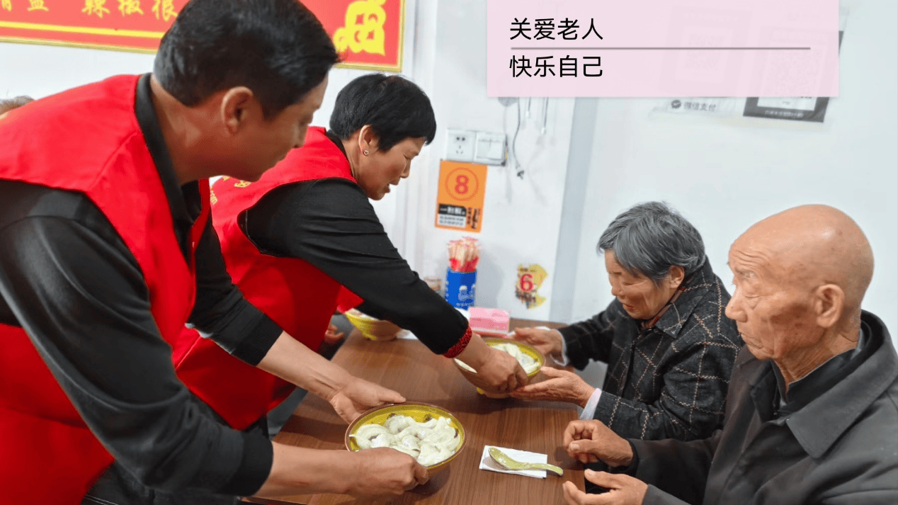 阜阳阜南"让爱回家"志愿者开展关爱送进敬老院,接送老人听大戏