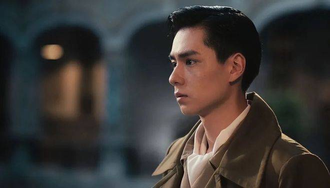 胡一天最近又拍了一部古装剧,名字叫《惜花芷》,在里面他扮演的是一位