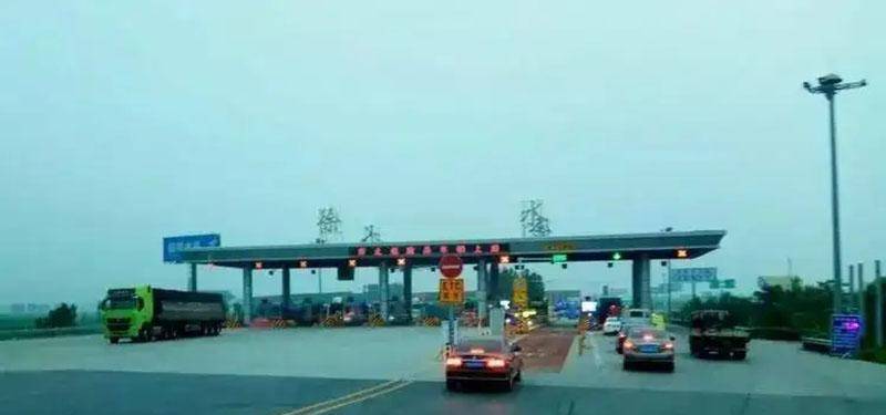 而另一辆英菲尼迪则在和宝马车分开后,一直保持在中间车道行驶,在即将