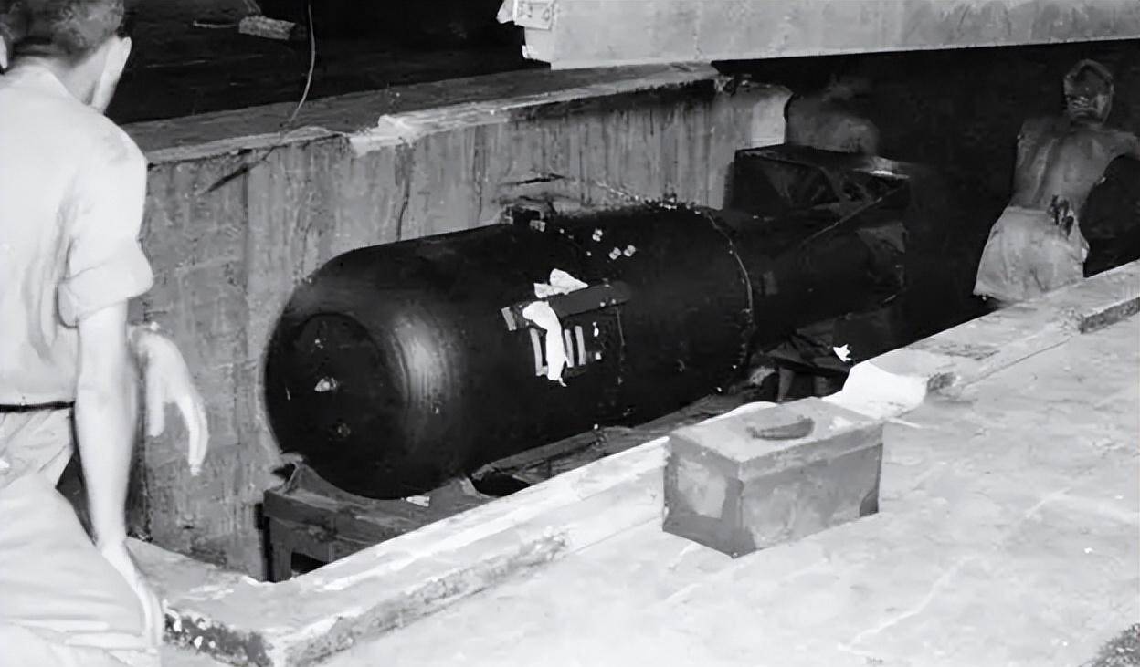 广岛原子弹爆炸500米内尸骨无存,一少女在300米内为何能存活下来