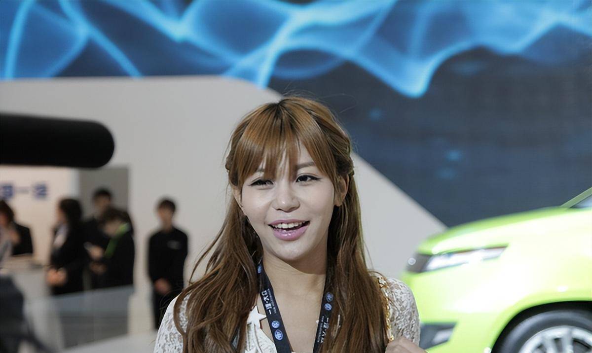 12年前,"宁坐宝马车哭,不坐单车笑"的马诺,现嫁入豪门了吗?