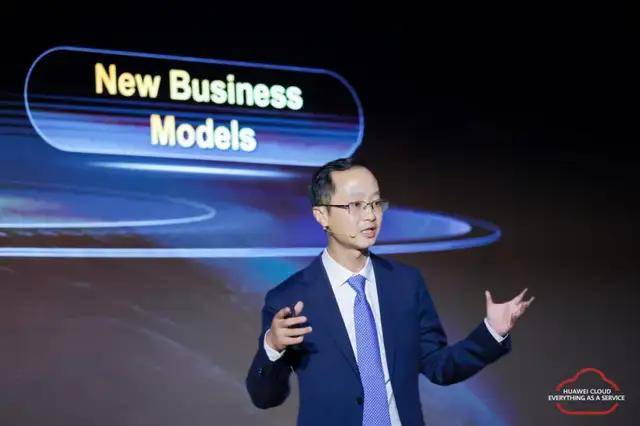 华为云全球解决方案销售部总裁陈亮除了丰富的主题演讲议程,峰会还