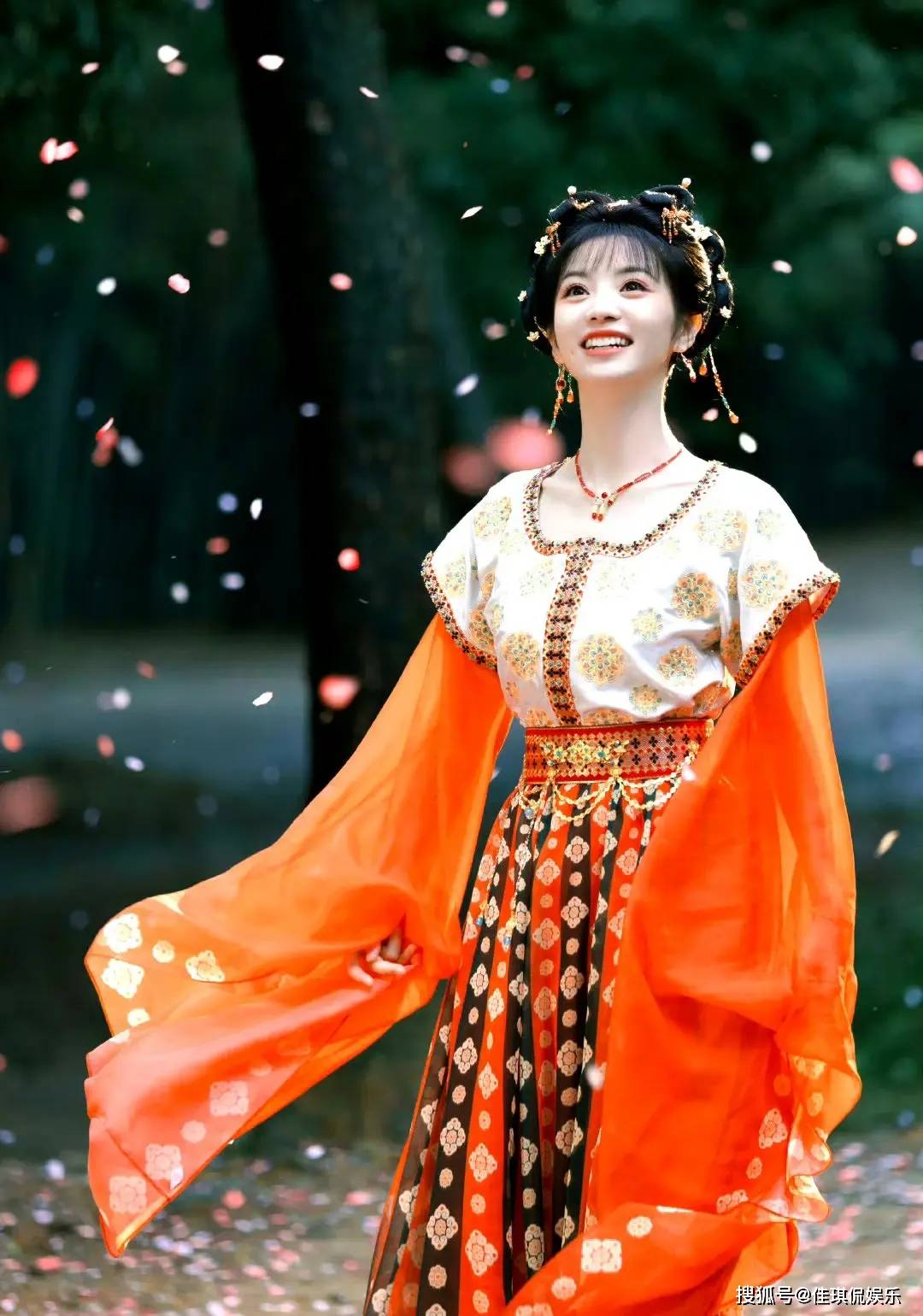 《子夜归》杀青田曦薇蓝钿花古装造型太惊艳被魅惑到,配适度满分