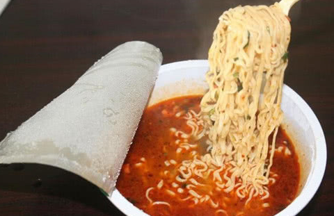 为什么方便面"一包吃不饱,两包吃不完"?这个设计很"狡猾"