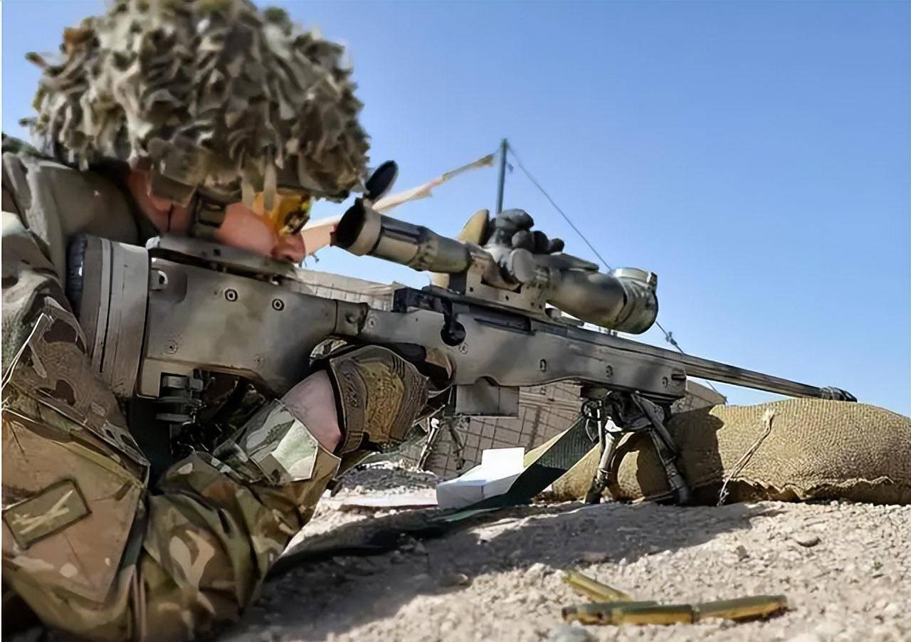 第三款,l115a3狙击枪.它的制造者是英国精密国际公司,枪的重量为6.