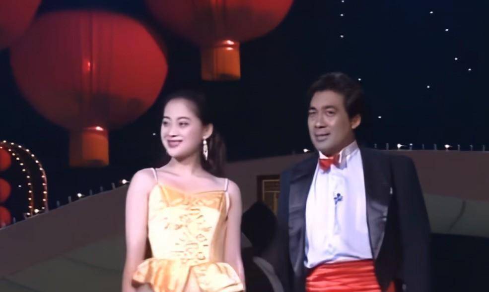 1994年春晚,朱时茂小品中充当"道具"的女孩,如今已经大红
