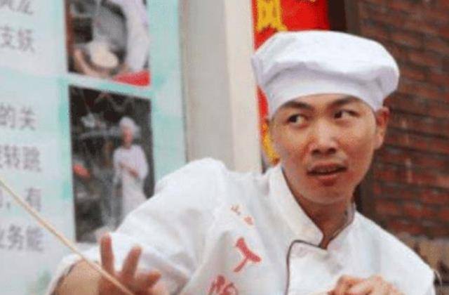 靠妖娆舞姿一夜爆红的拉面哥,炒掉老板娶娇妻,过气后过得咋样?