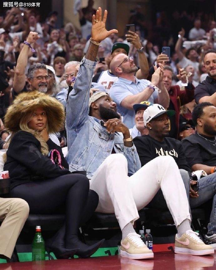 詹皇携妻子重返骑士看球万众欢呼,最后落后8分提前开溜_勒布朗-詹姆斯