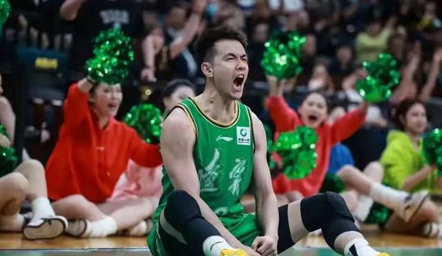 cba球星赵继伟母亲节与两位母亲共度,丈母娘气质出众,驾豪车彰显富贵