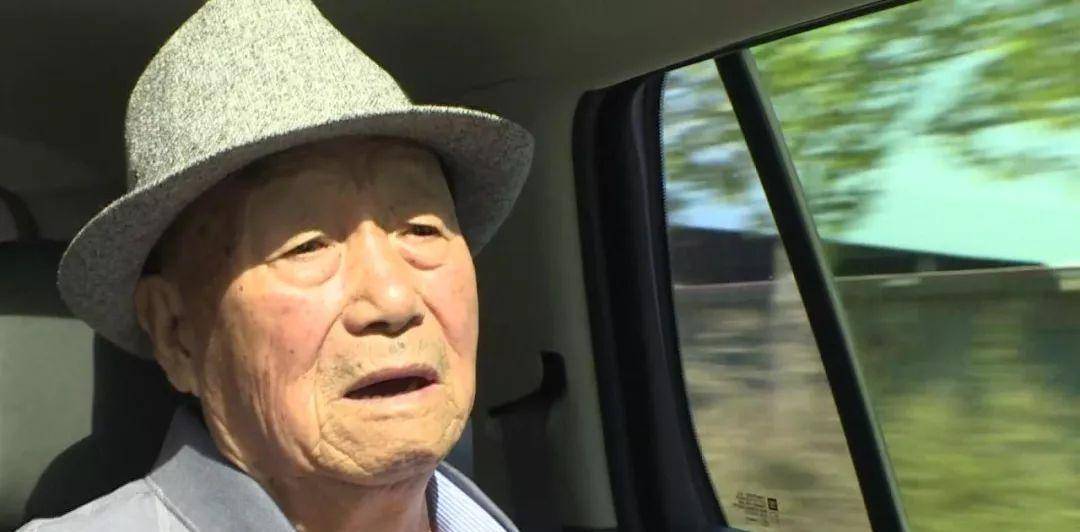 迟到68年的拥抱,老兵与93岁首长重逢,首长哭着说:全连只剩咱俩