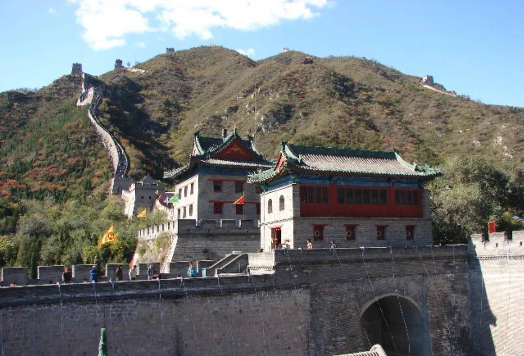 他一路上途径各地,地方官们进献给他的金银珠宝,都装在大车上,足足装