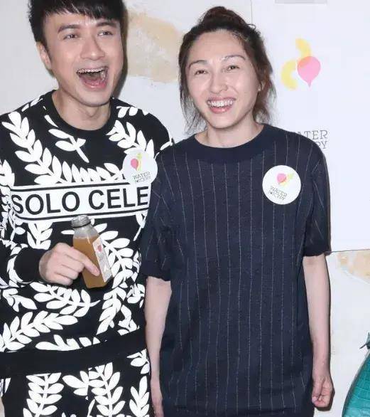 古巨基公开露面老婆素颜上不了台面,虽然穿的嫩,但脸不那么年轻