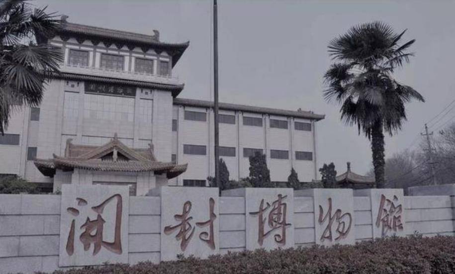 "一人对着对讲机说道.十几分钟后,一辆小轿车,在博物馆门口扬长而去.
