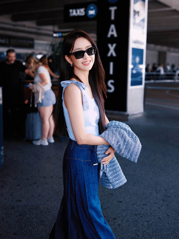 佟丽娅分享机场美照,笑容温柔迷人宛如初恋,与陈思诚离婚后更显魅力