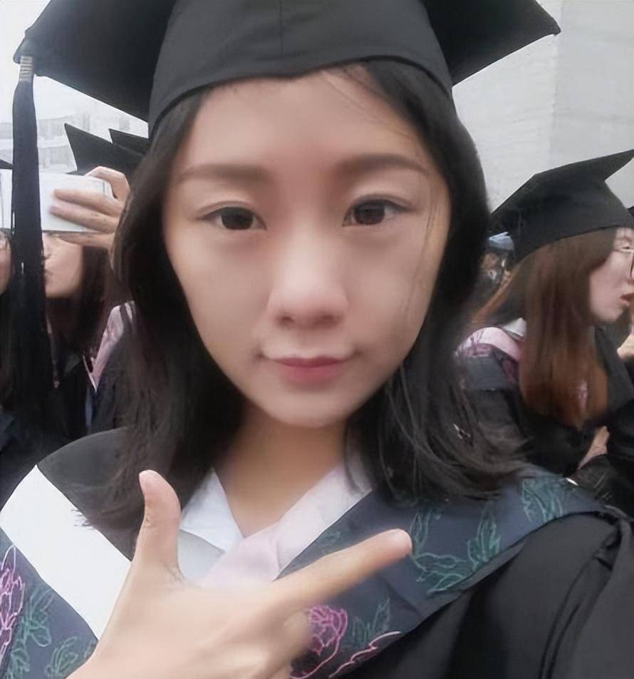 和语文的水平都很高,后来周家举家搬迁到厦门,为女儿办理了厦门的户口