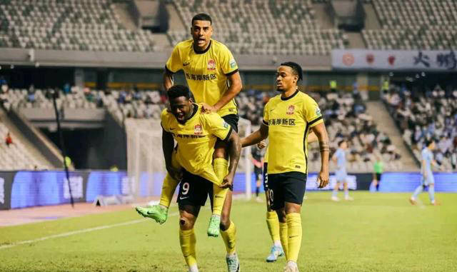 青岛西海岸客场挑战深圳新鹏城,两队进行了一场搏命的较量.