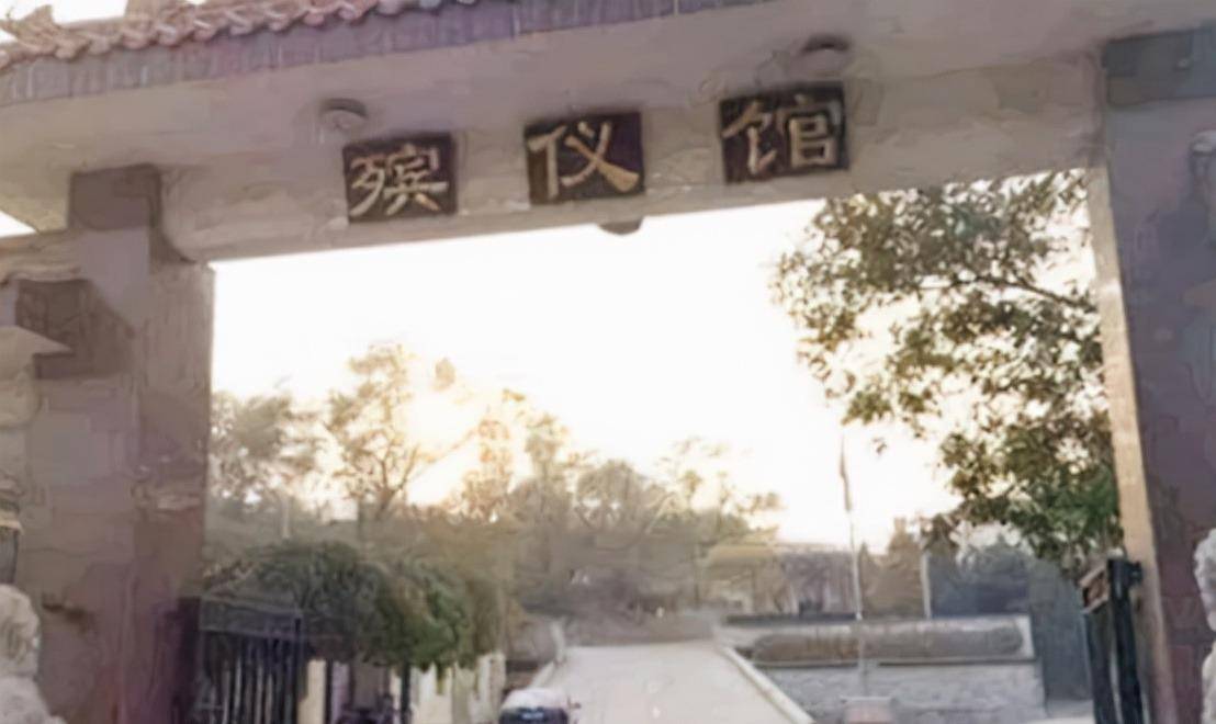 火葬场门前一幅对联,上联:早来晚来早晚都来,下联道出人生真谛
