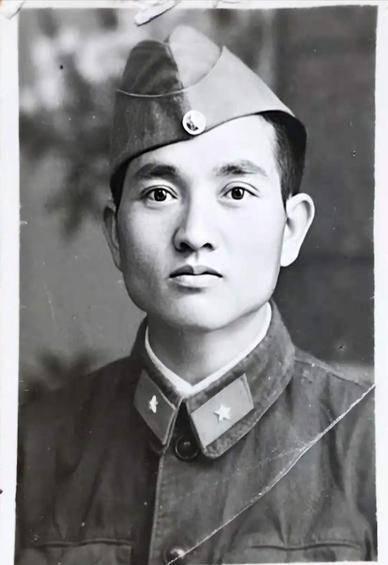 简直太帅了,这样的男子,迷倒万千女生不在话下军官证上的老照片很帅气