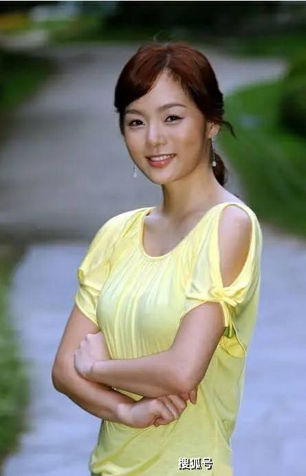 38岁蔡琳依旧美艳动人,美丽与智慧并重的魅力让人惊叹:这谁顶得住?
