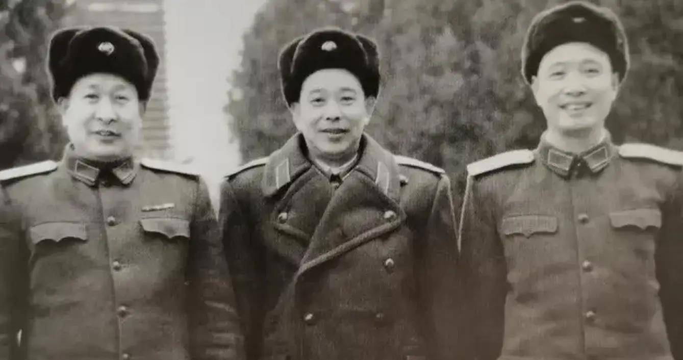 1953年,张震出了车祸,丁盛精心照顾张震,让张震非常感激