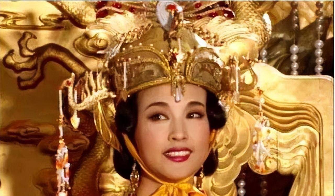 36年前山东一农村妇女效仿武则天,登基称帝广收男宠,结局如何