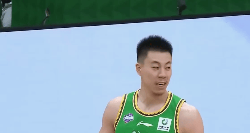 张镇麟在少了和威姆斯对位的情况下,也拿出了看家本领,首节上来就连续