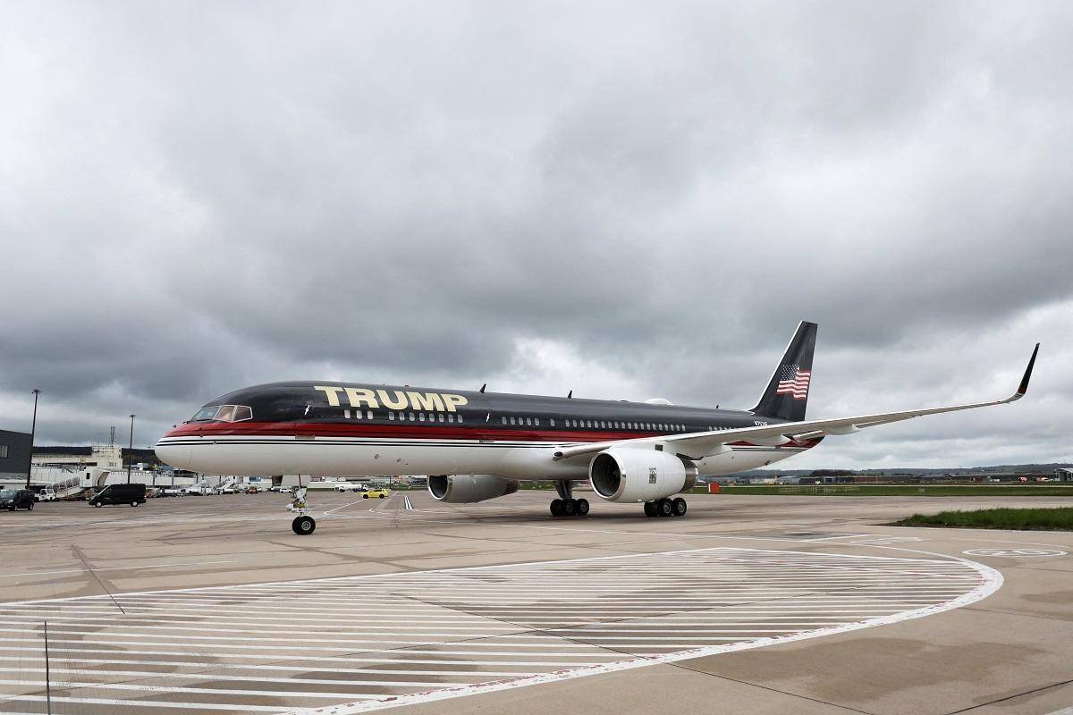 美国前总统特朗普的757私人飞机,降落后和一架停场飞机相撞