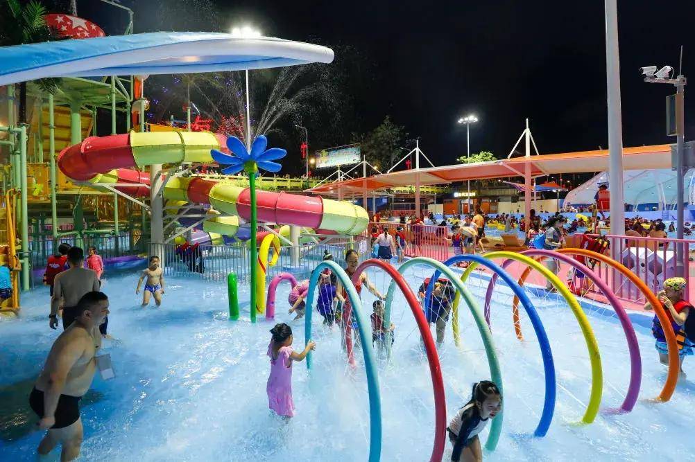 有一个地方仿佛是为了拯救我们于炎热之中而诞生的,那就是水上乐园!